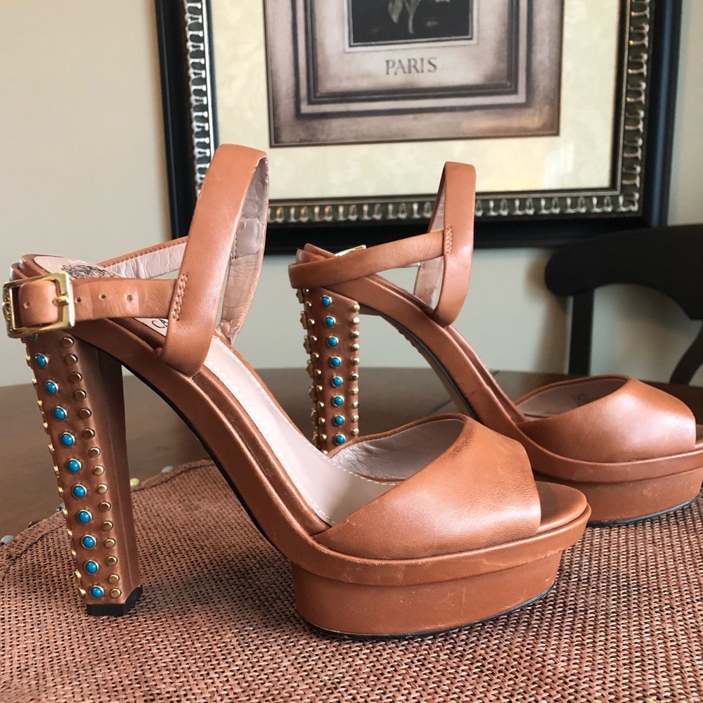 AUTHENTIC Vince Camuto pumps